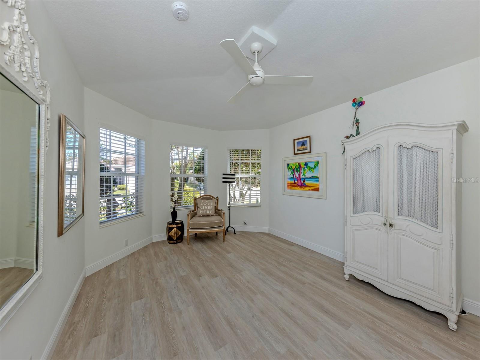 PELICAN POINTE GOLF & COUNTRY CLUB - Residential