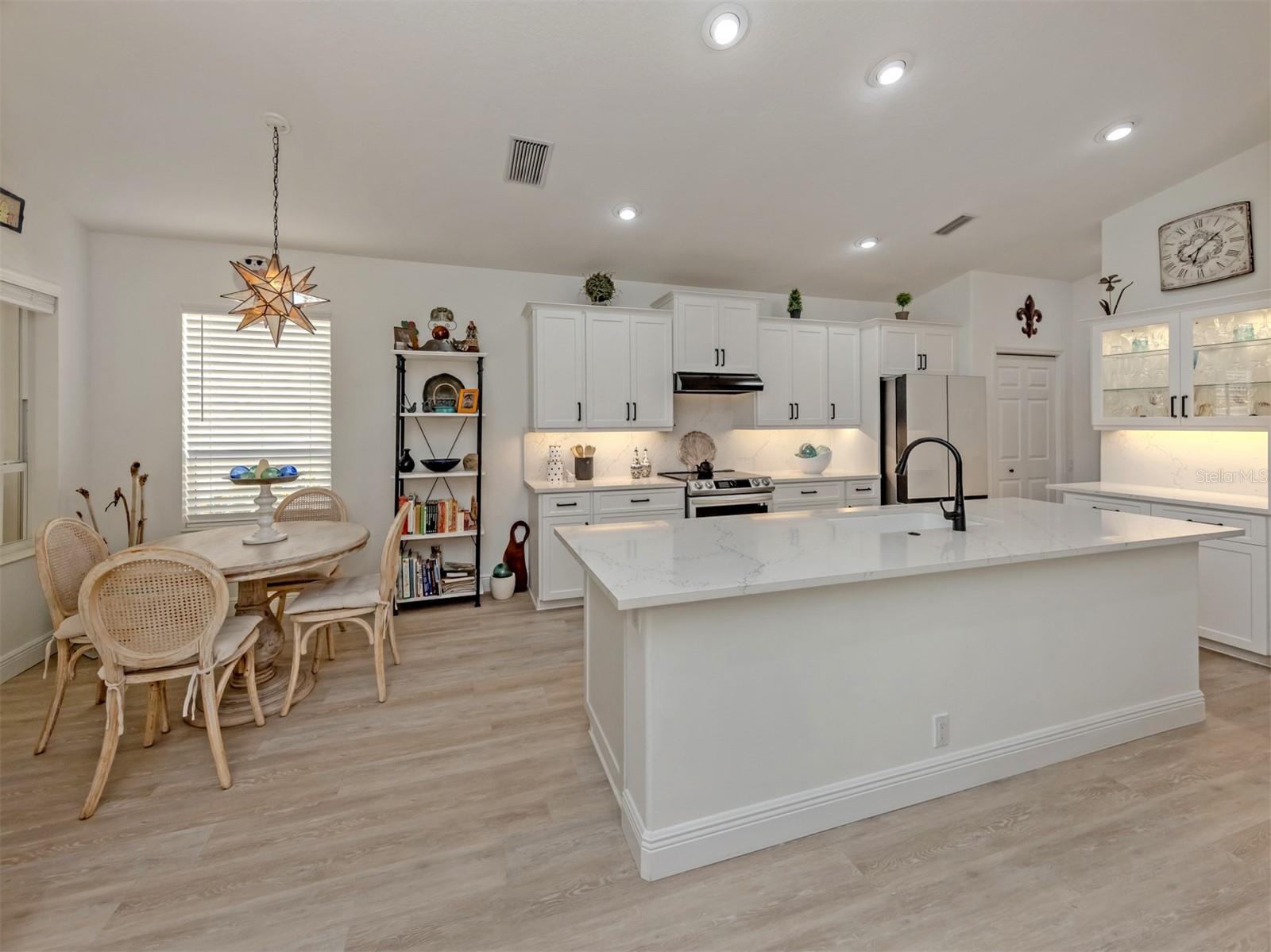 PELICAN POINTE GOLF & COUNTRY CLUB - Residential