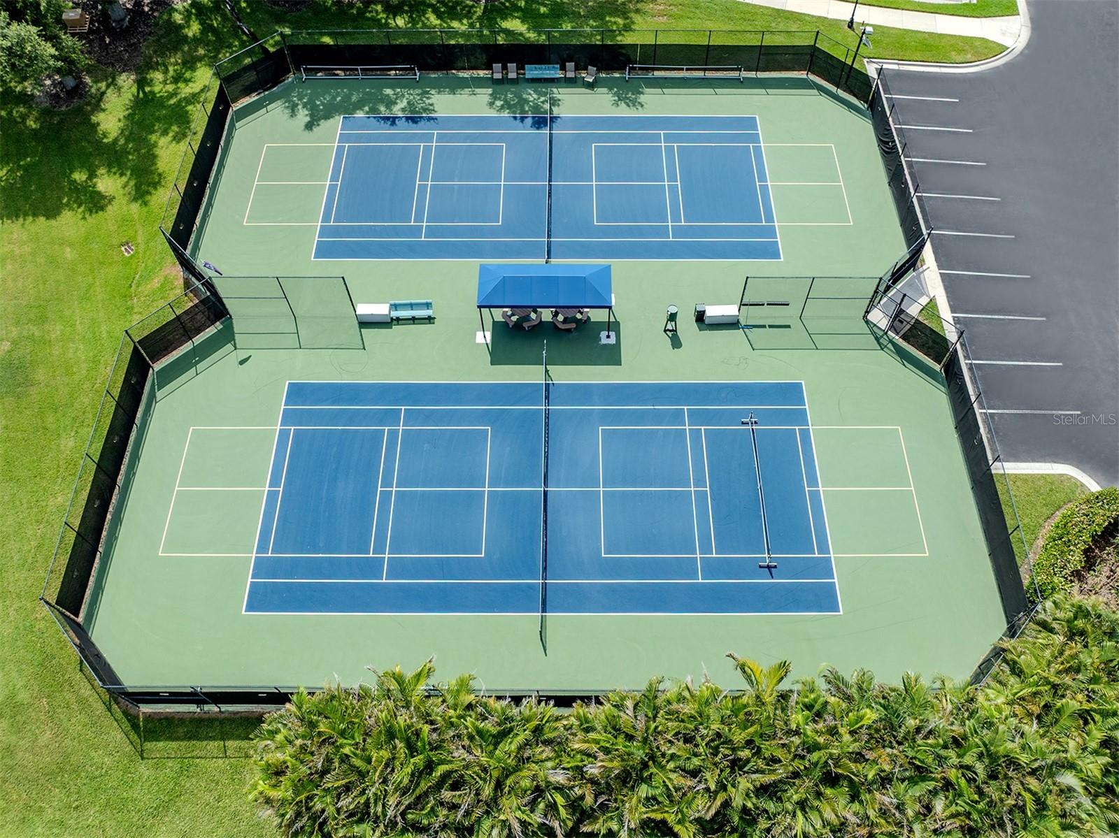 PELICAN POINTE GOLF & COUNTRY CLUB - Residential