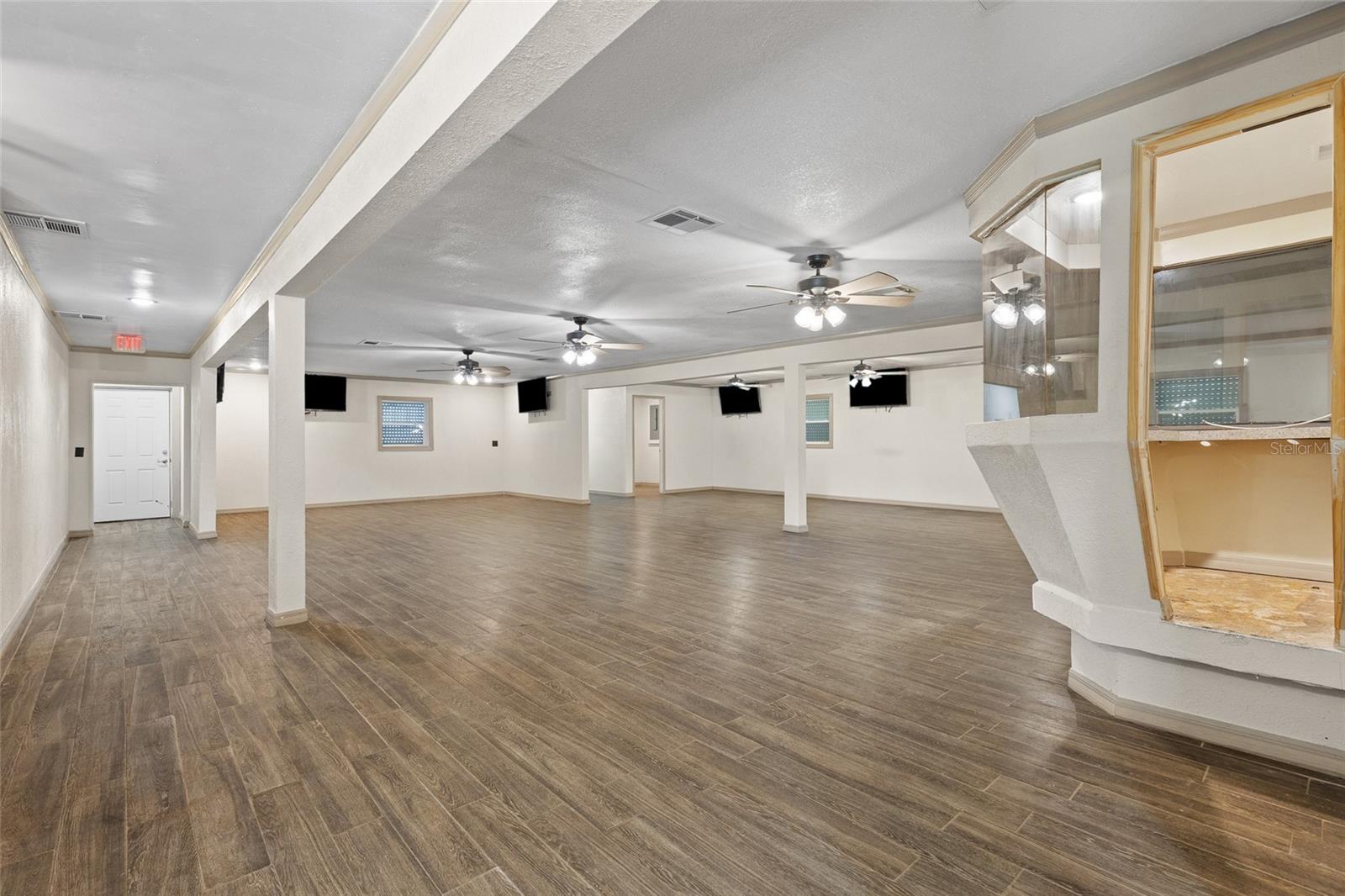 LOCKHARTS - Commercial Sale