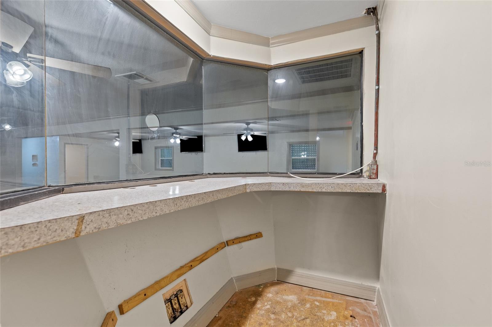 LOCKHARTS - Commercial Sale