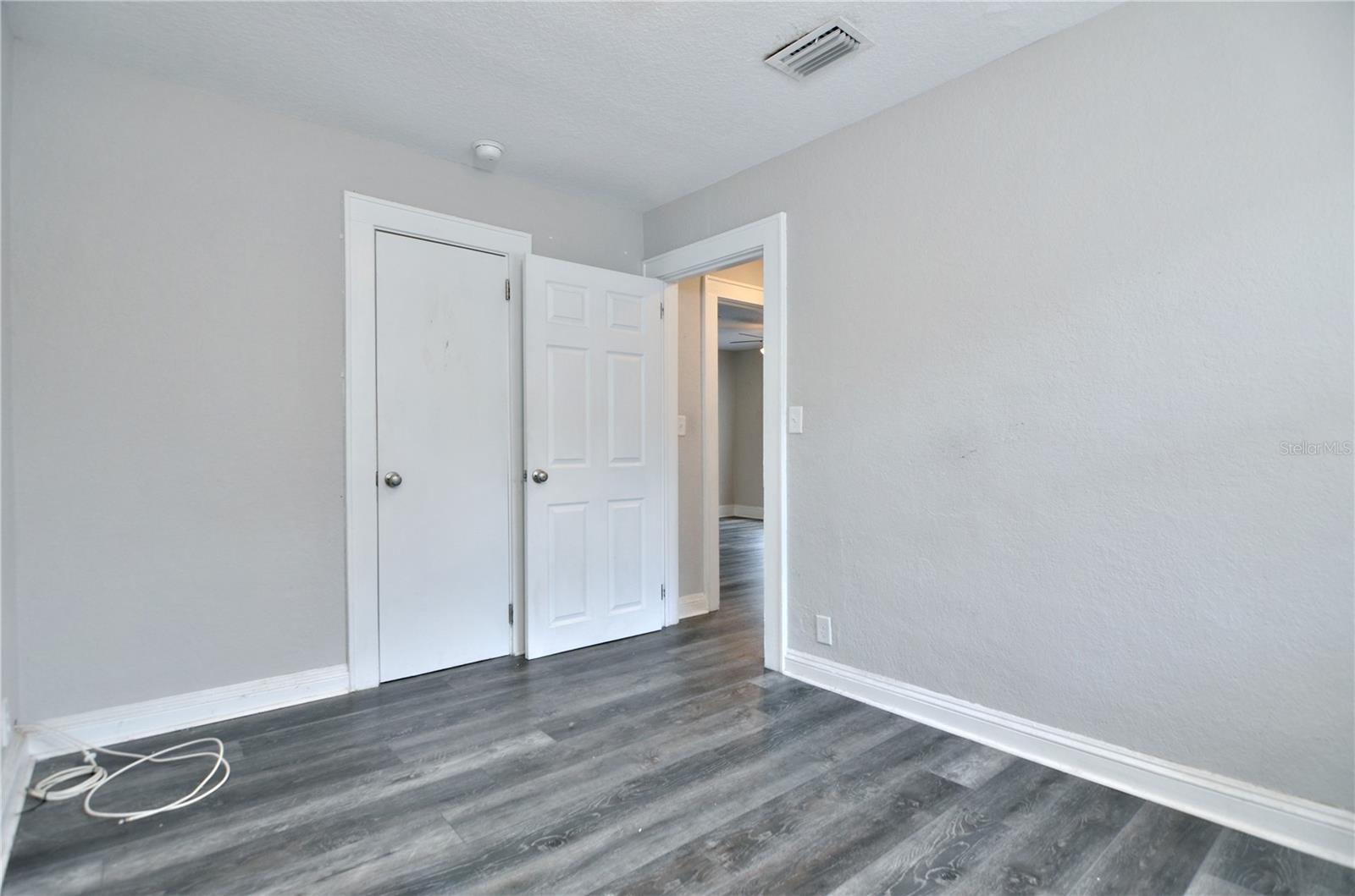 PLAZA PARK ADD CLEARWATER IMPROV CO CORR - Residential Lease