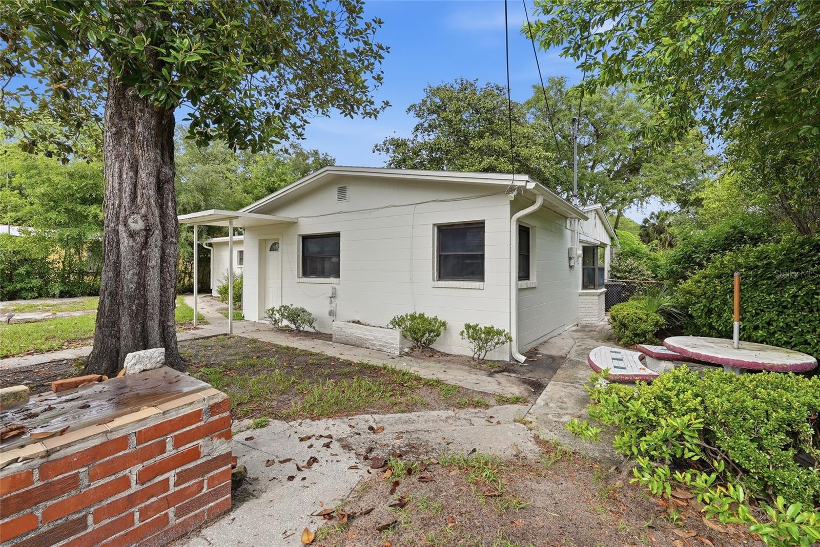 FLORIDA GARDENS - Residential