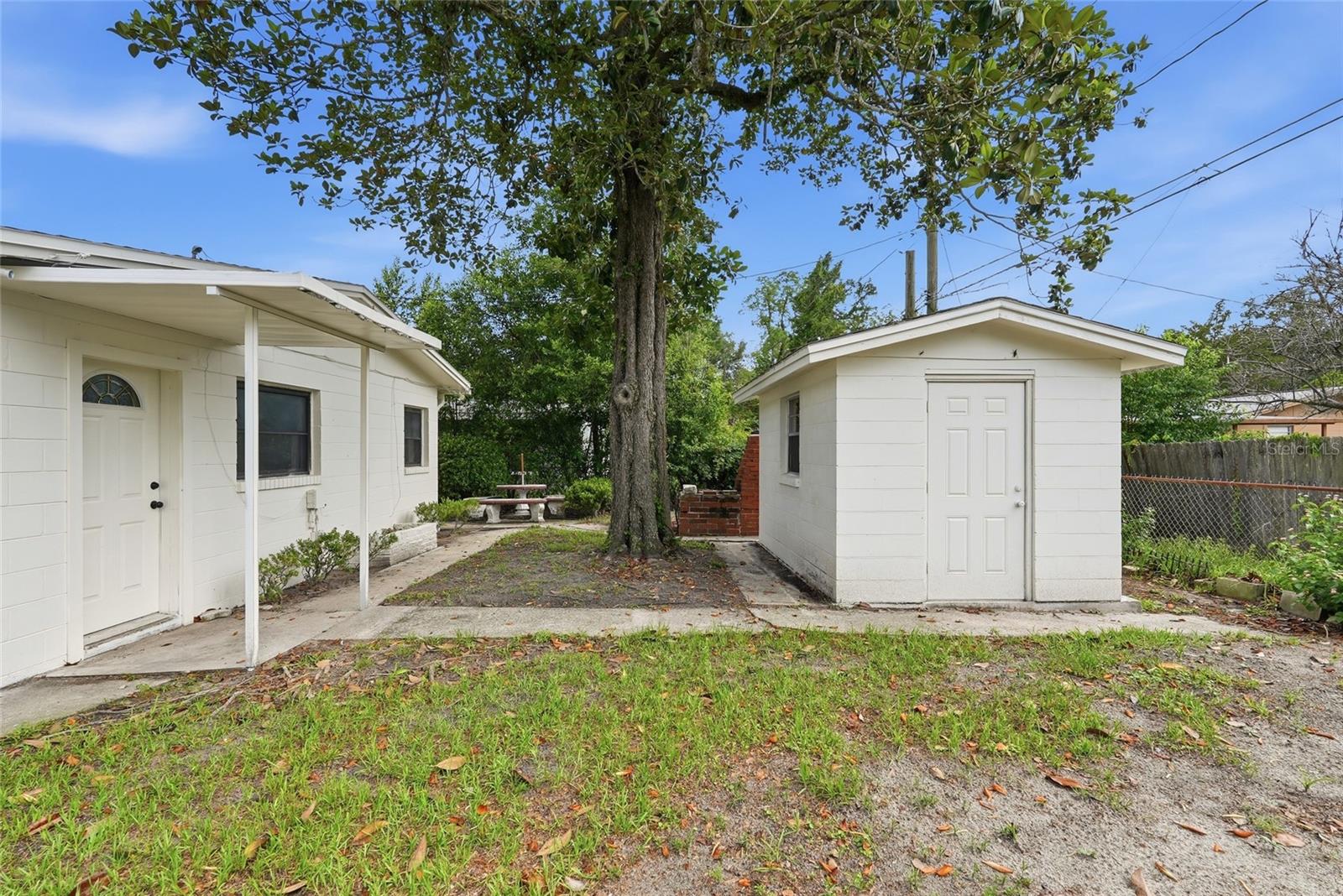 FLORIDA GARDENS - Residential