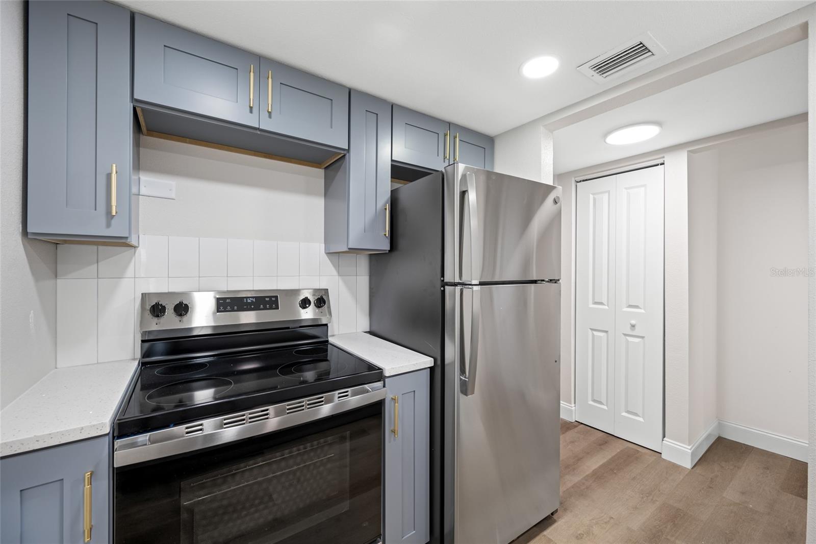 155 E DAVIS BOULEVARD 02