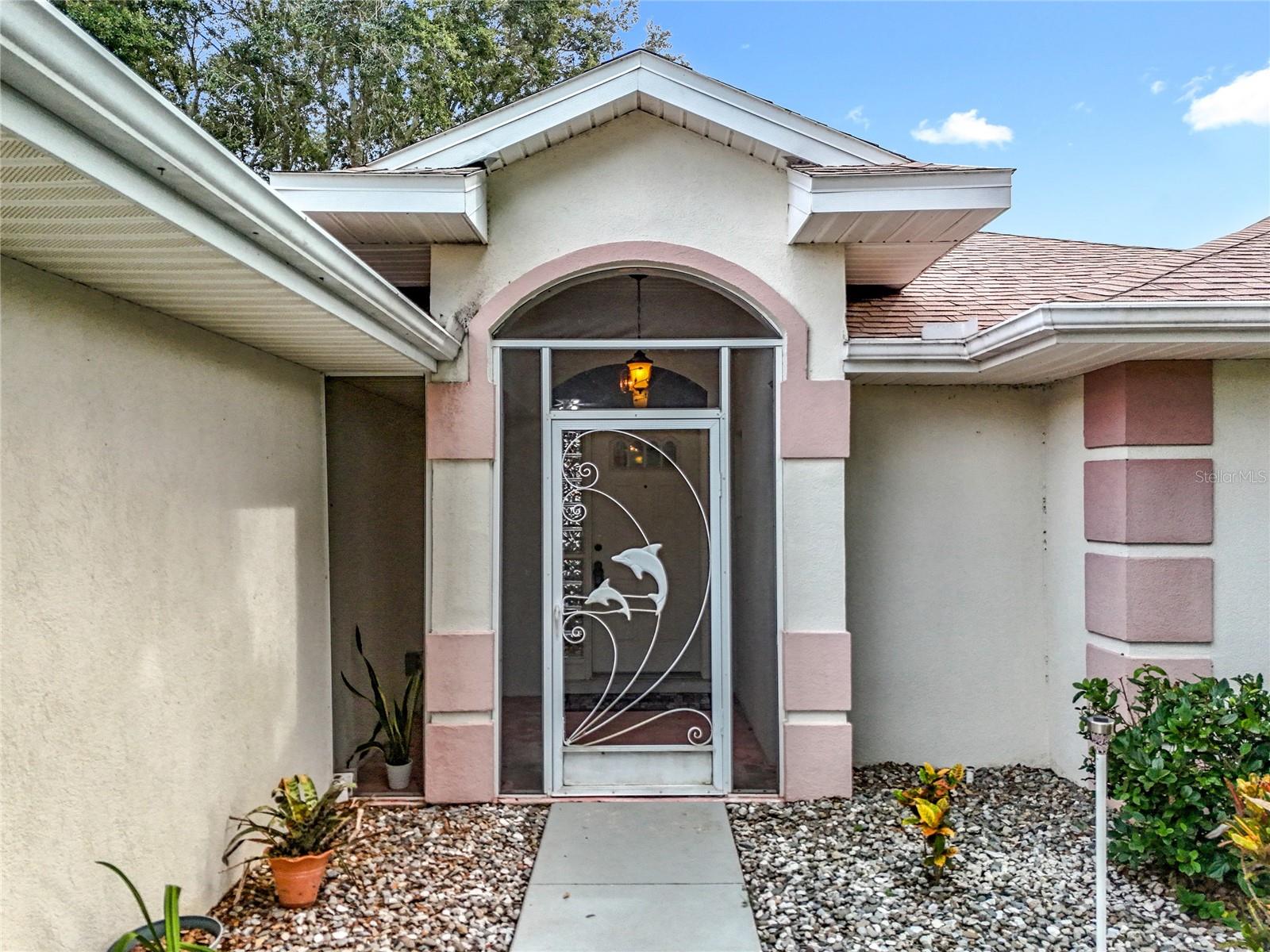 5518 QUEEN VICTORIA DRIVE