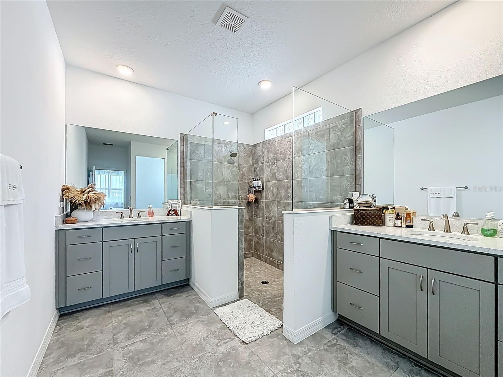 CALESA TOWNSHIP ROAN HILLS PH - Residential