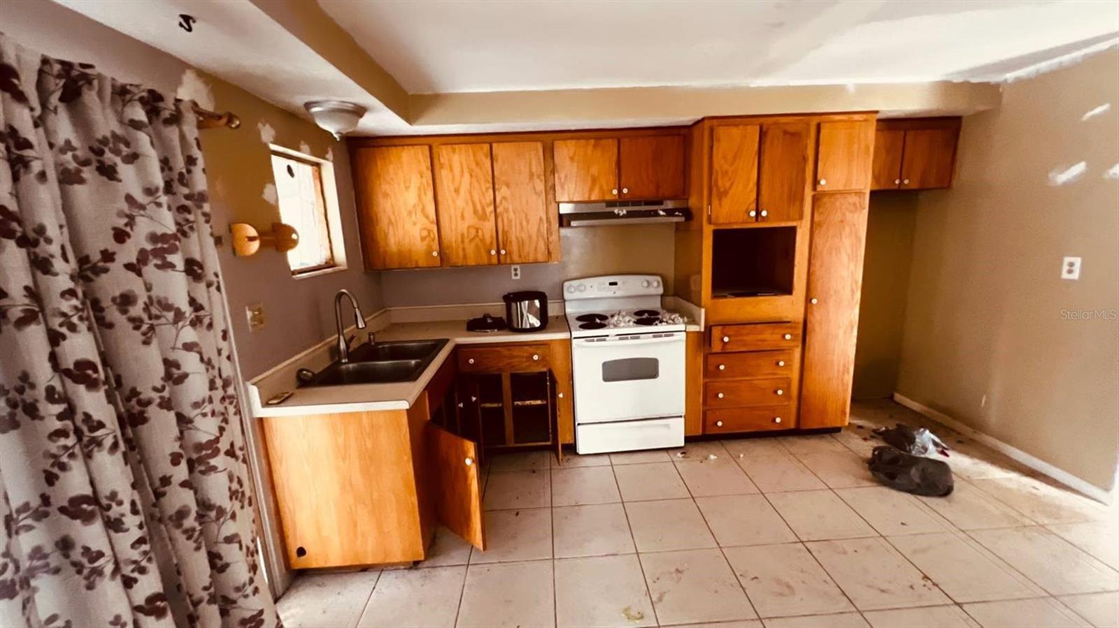 RAINBOW LAKES ESTATE - Residential