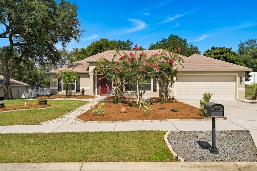 Photo of 1115 Lakeview Oaks Drive, Minneola, FL 34715 (MLS # G5114952)