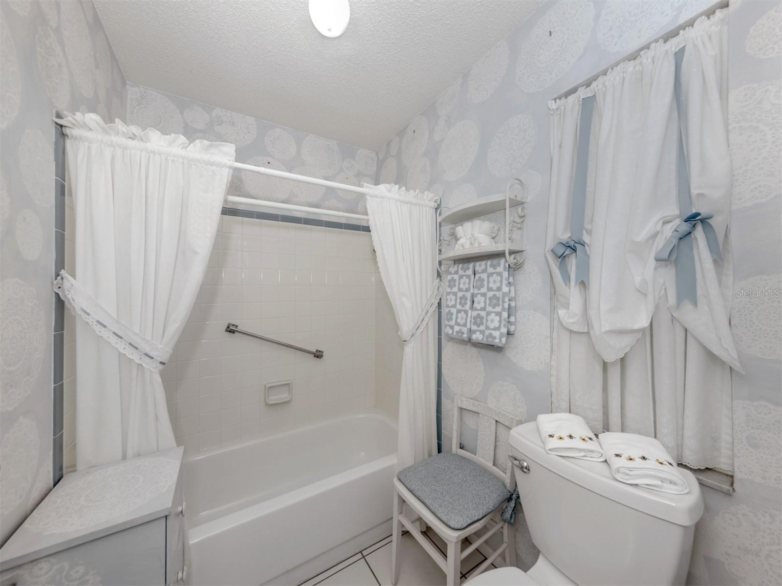 LAUREL HOLLOW - Residential