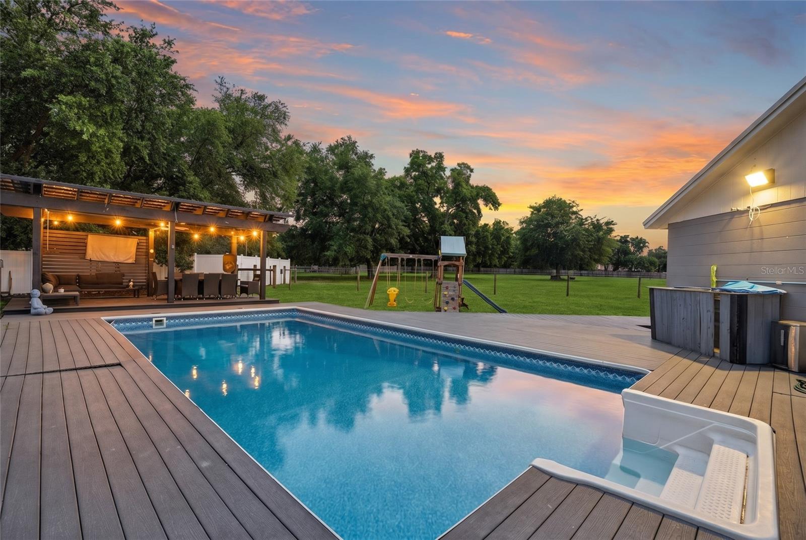 QUEENS COVE - Residential