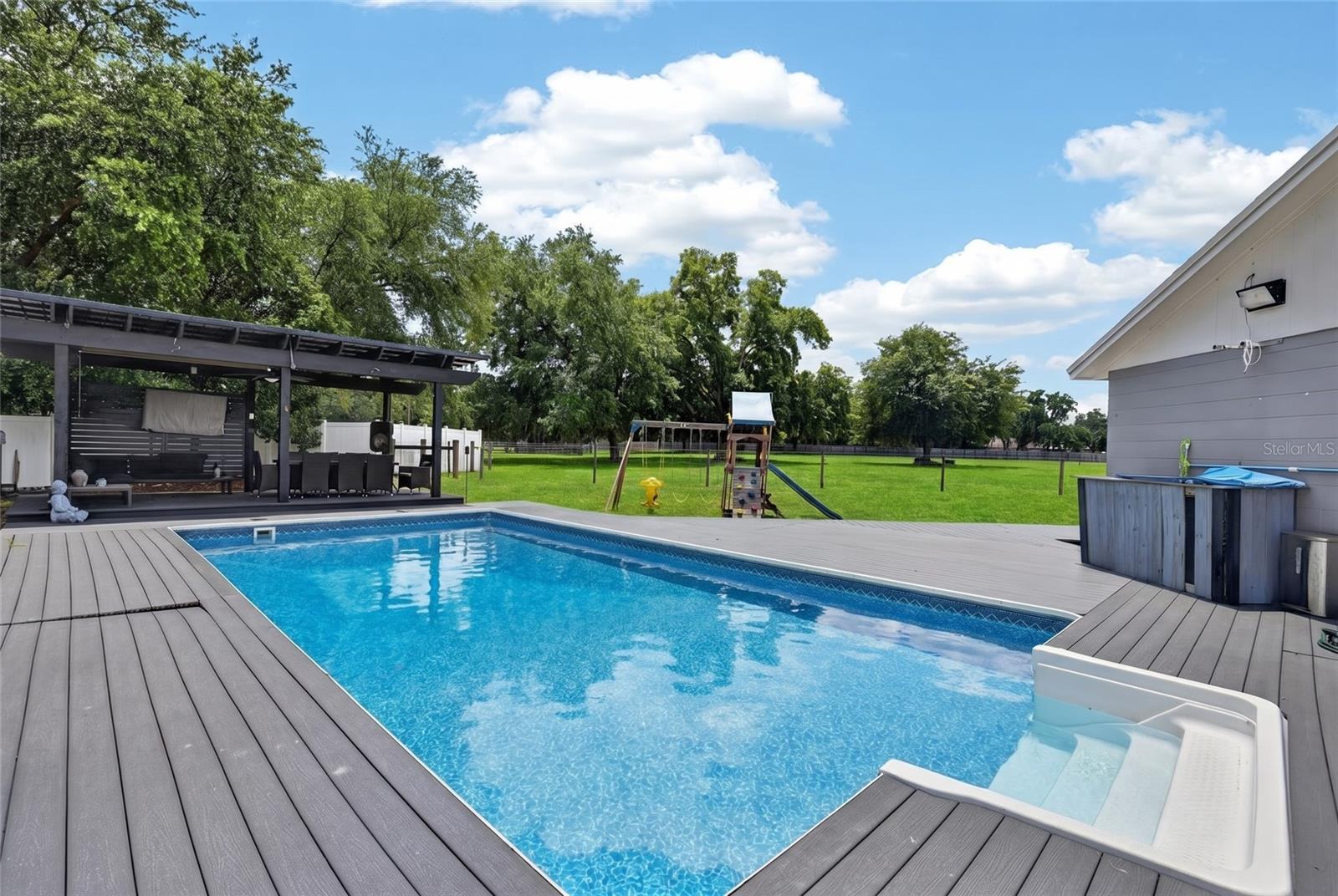 QUEENS COVE - Residential