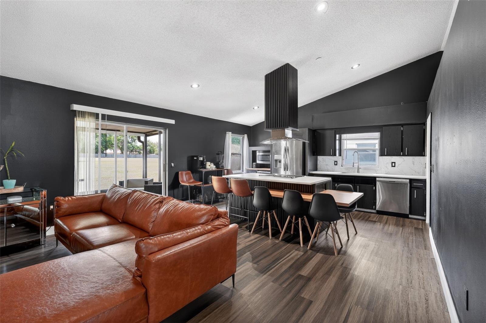 QUEENS COVE - Residential