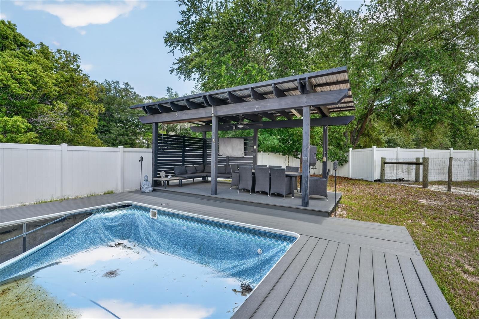 QUEENS COVE - Residential
