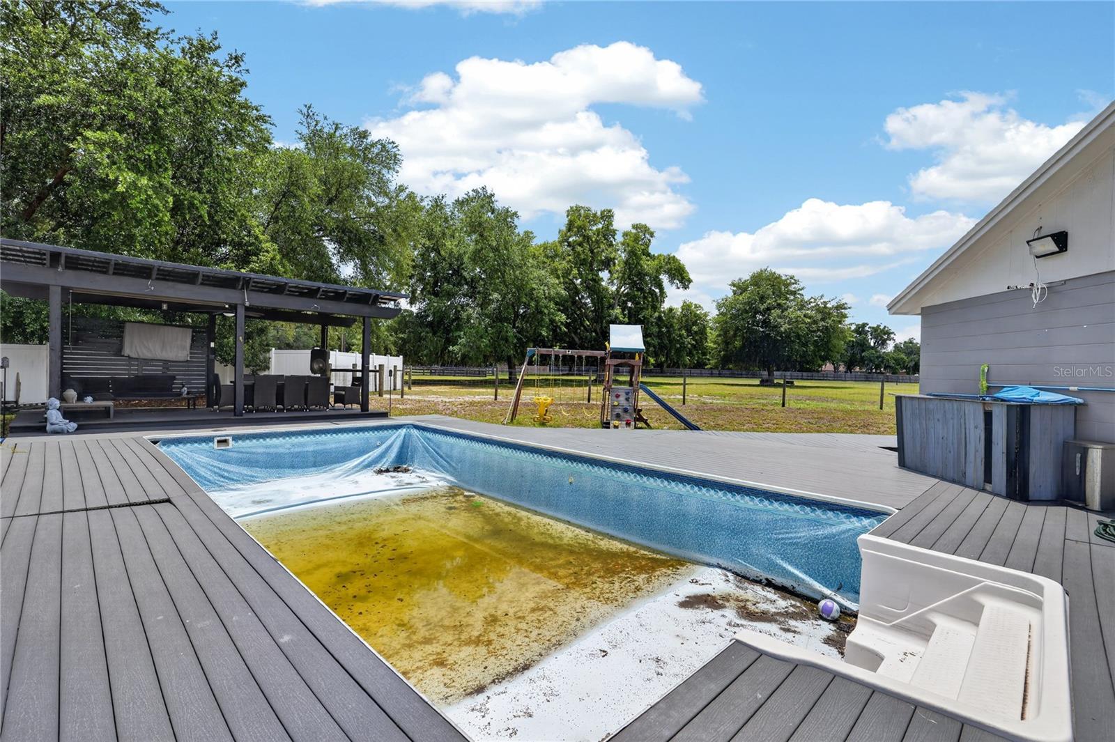 QUEENS COVE - Residential