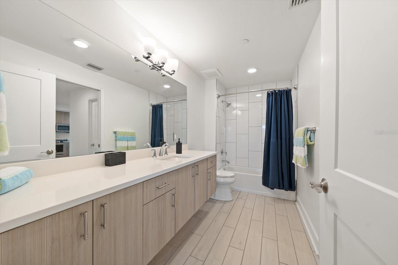 DOLPHIN HARBOUR CONDO - Residential