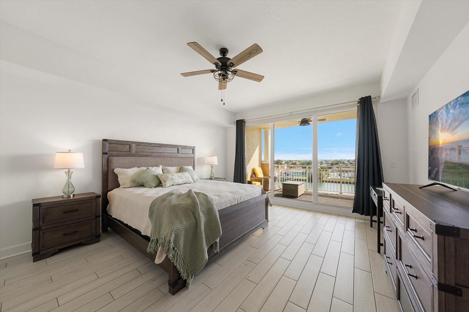 DOLPHIN HARBOUR CONDO - Residential