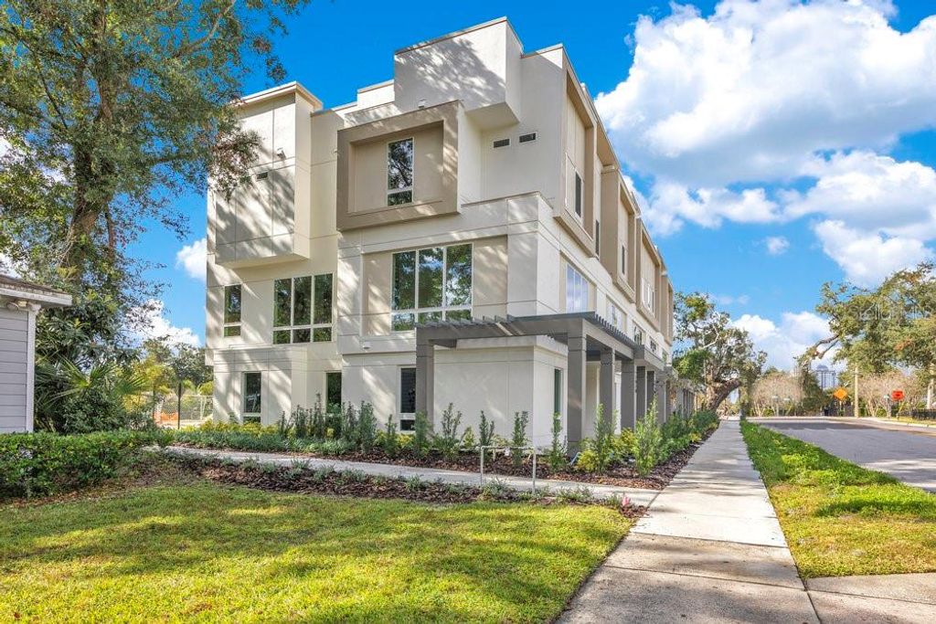 Photo of 1010 E Robinson, Orlando, FL 32801 (MLS # O6380935)