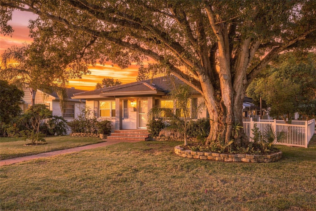 Photo of 1146 30th Avenue N, St Petersburg, FL 33704 (MLS # TB8558849)