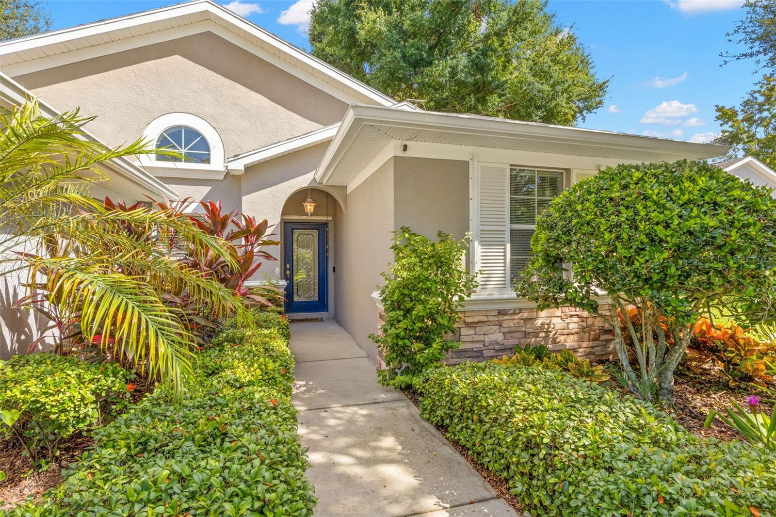 1527 RIVER COURT