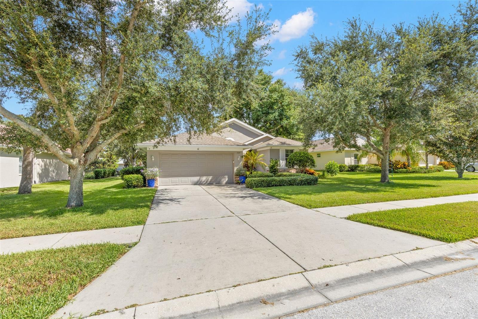 1527 RIVER COURT