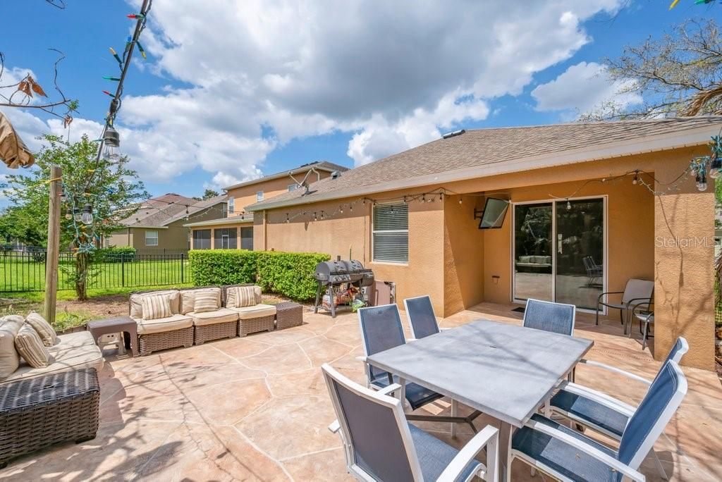 Photo of 15721 Oakleaf Run Drive, Lithia, FL 33547 (MLS # TB8492356)