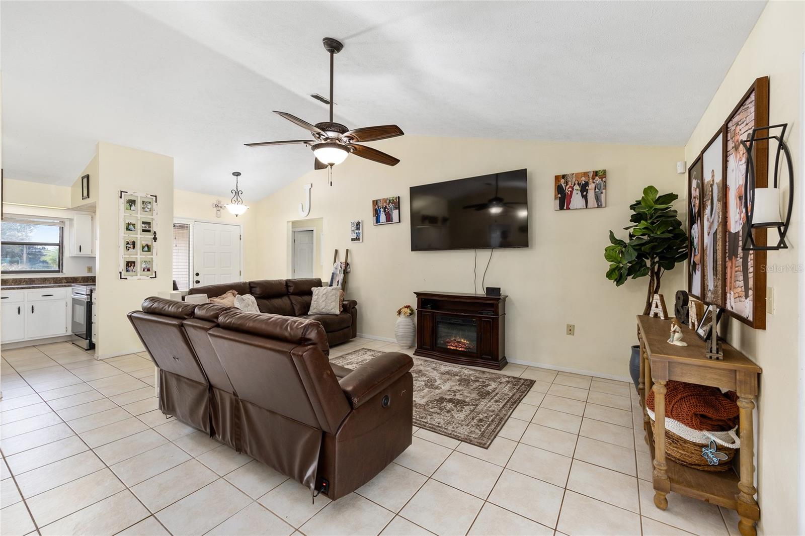 COUNTRY ESTATE - Residential