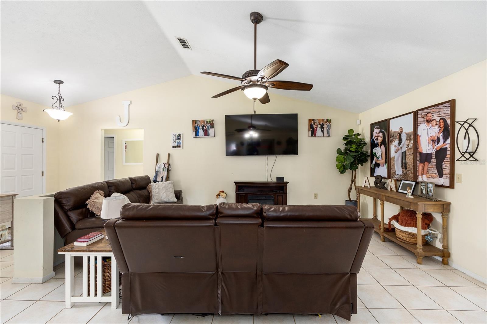 COUNTRY ESTATE - Residential