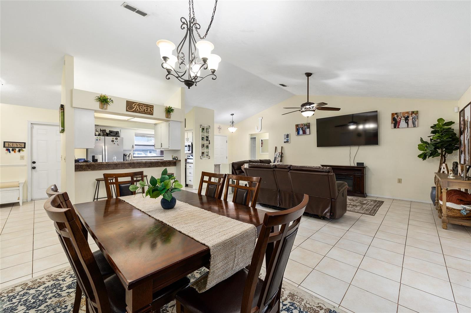 COUNTRY ESTATE - Residential