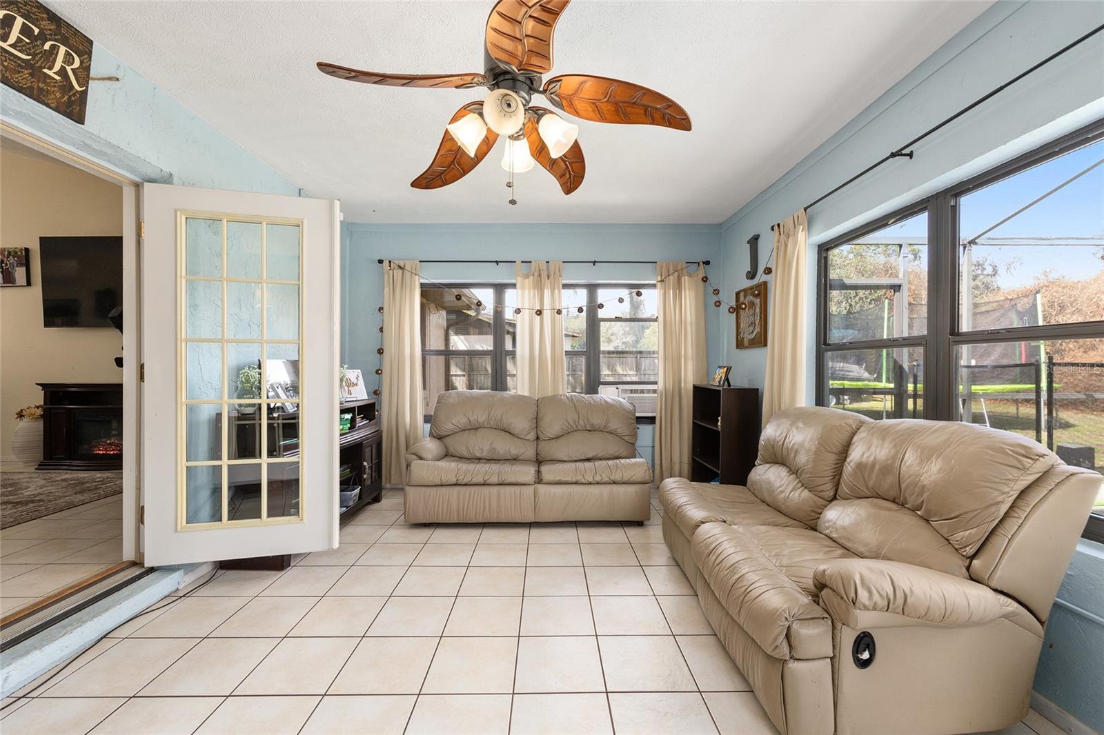 COUNTRY ESTATE - Residential