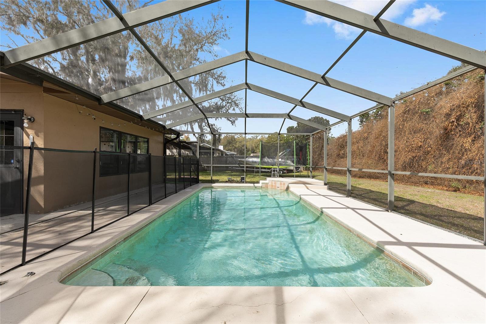 COUNTRY ESTATE - Residential