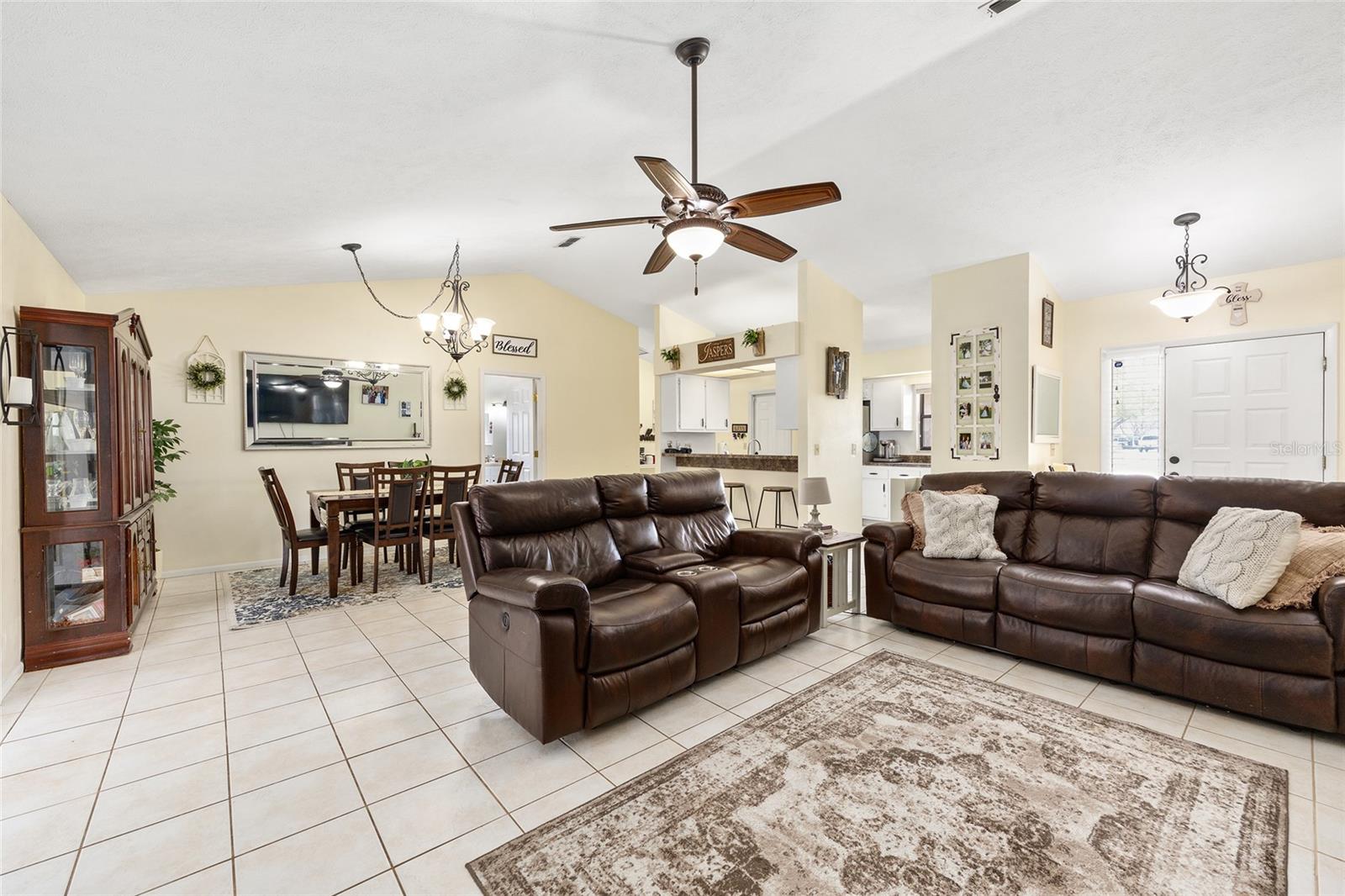 COUNTRY ESTATE - Residential