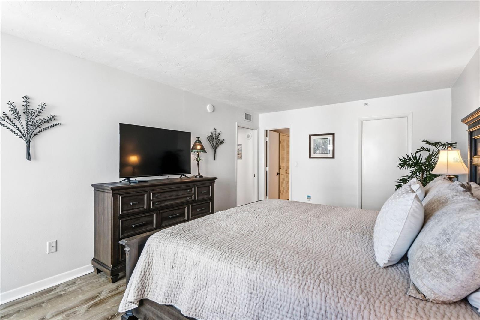 VALENCIA CONDO APTS - Residential