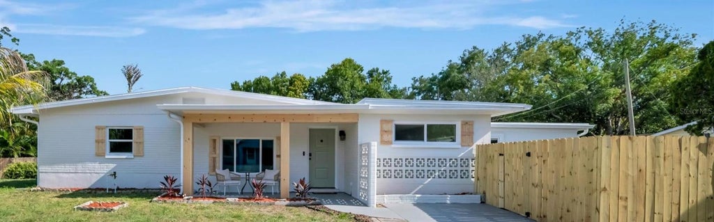 Photo of 2600 40th Avenue N, St Petersburg, FL 33714 (MLS # O6416614)