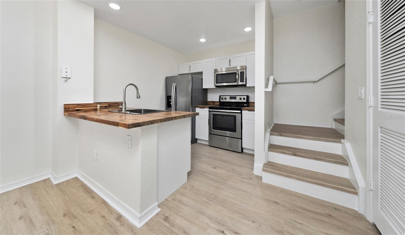 VILLAS AT SEVEN DWARFS LANE CONDO - Residential