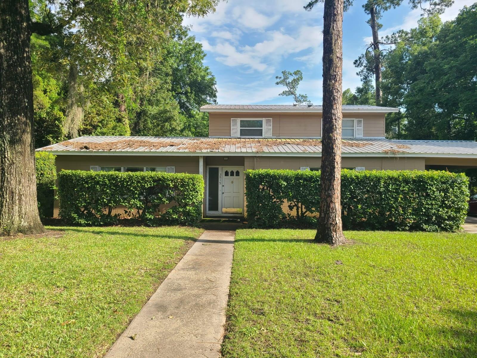 Discover this well-maintained 5-bedroom, 3-bathroom home located just minutes from the University of Florida. This property offers a spacious layout with a bright living area, tile flooring, and a functional kitchen equipped with stainless steel appliances and ample cabinet space.
Enjoy the comfort of generously sized bedrooms with ceiling fans and natural light. Hardwood floors run throughout the bedroom areas, while the bathrooms feature updated vanities and granite countertops. A sliding glass door opens to a private backyard, perfect for enjoying the outdoors.