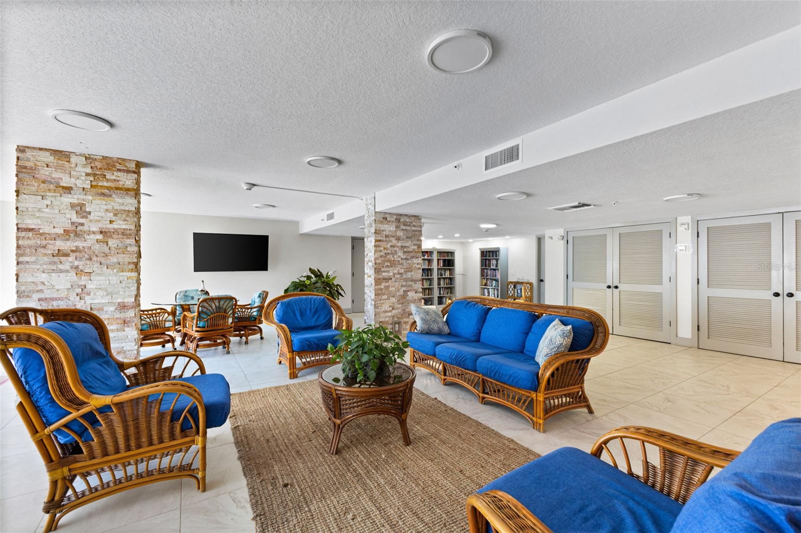 REFLECTIONS ON THE GULF CONDO - Residential