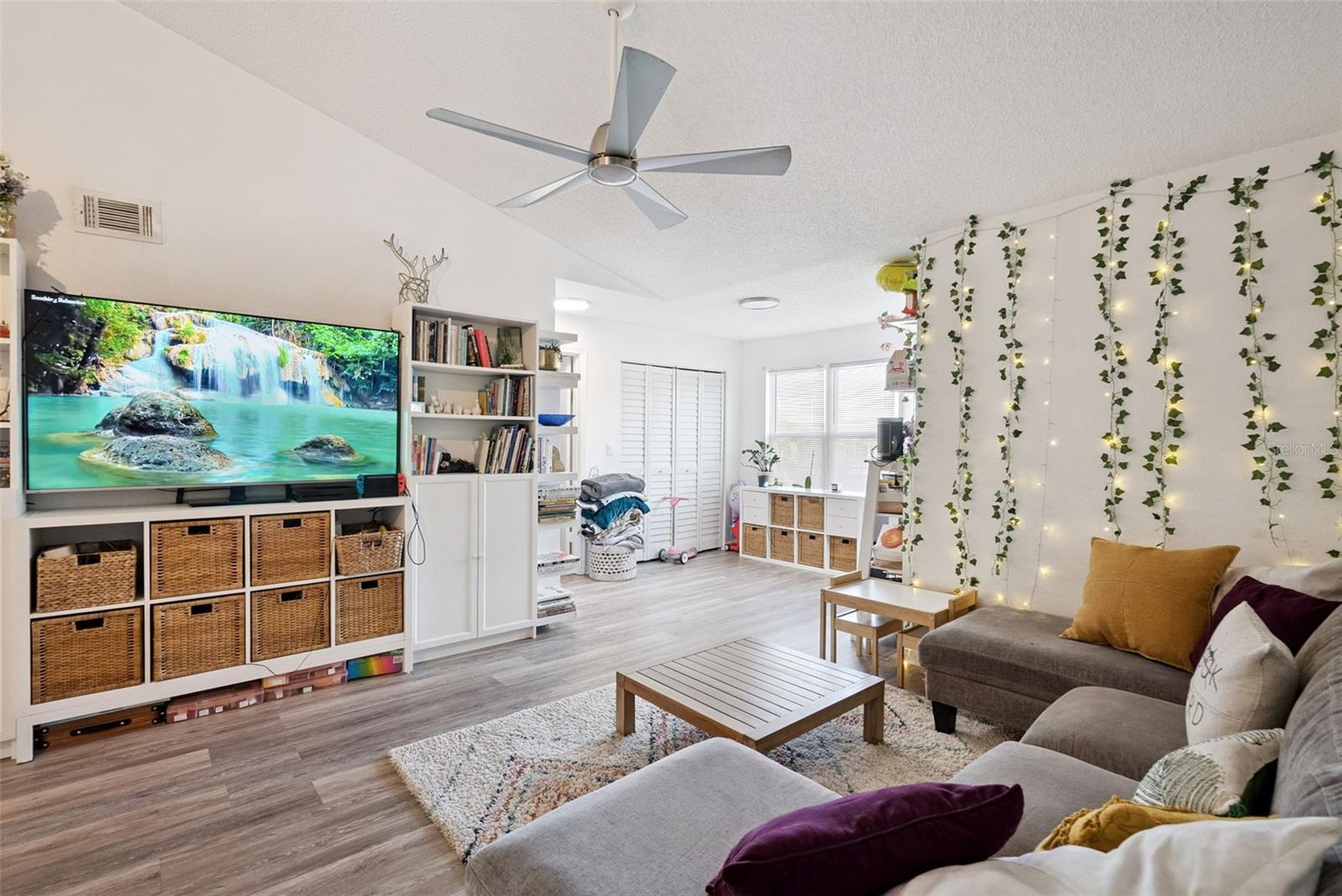 VENETIAN PLACE - Residential