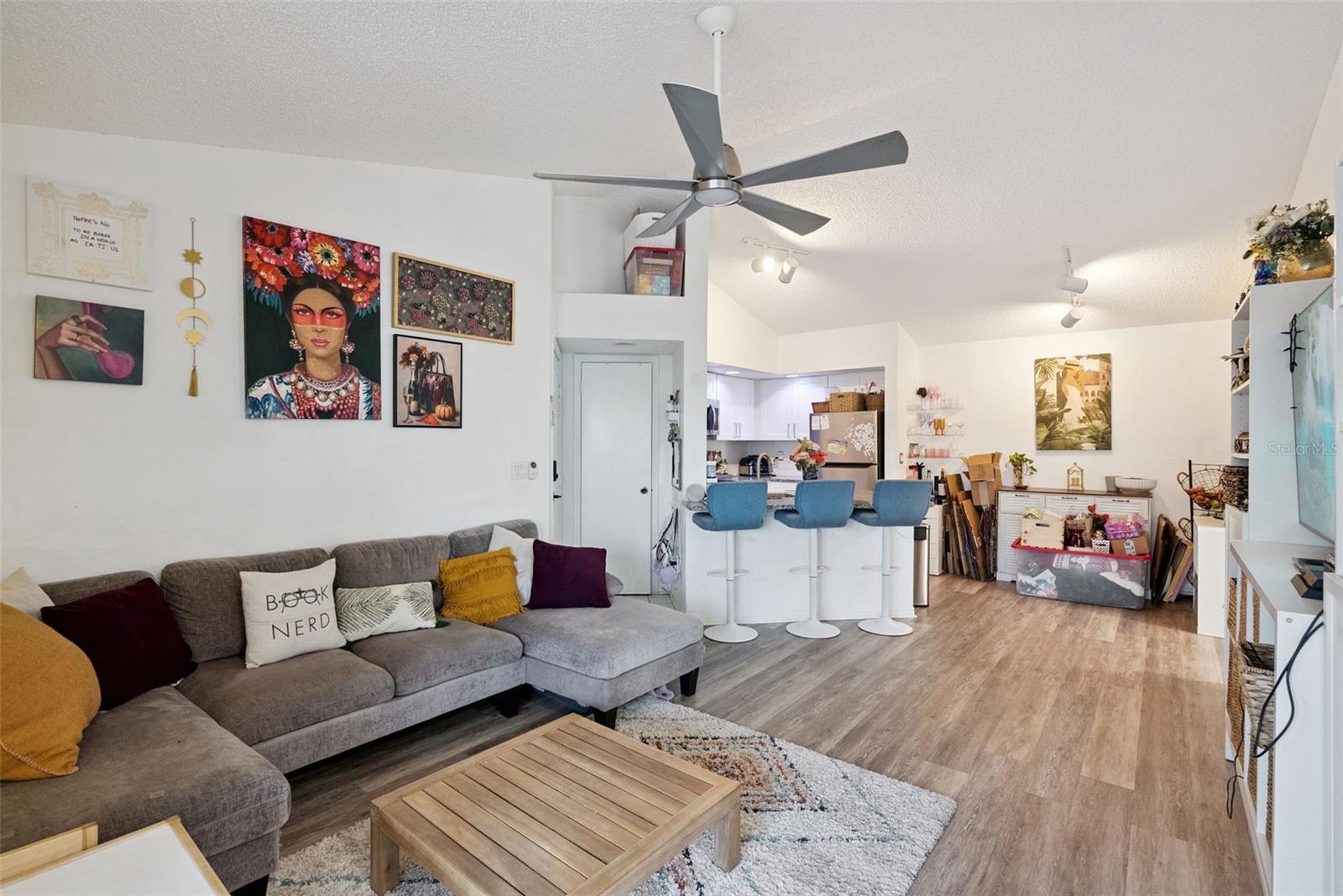 VENETIAN PLACE - Residential