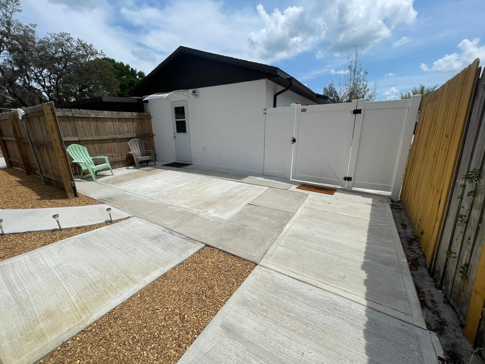 Beautiful studio with utilities included, close to shopping centers.