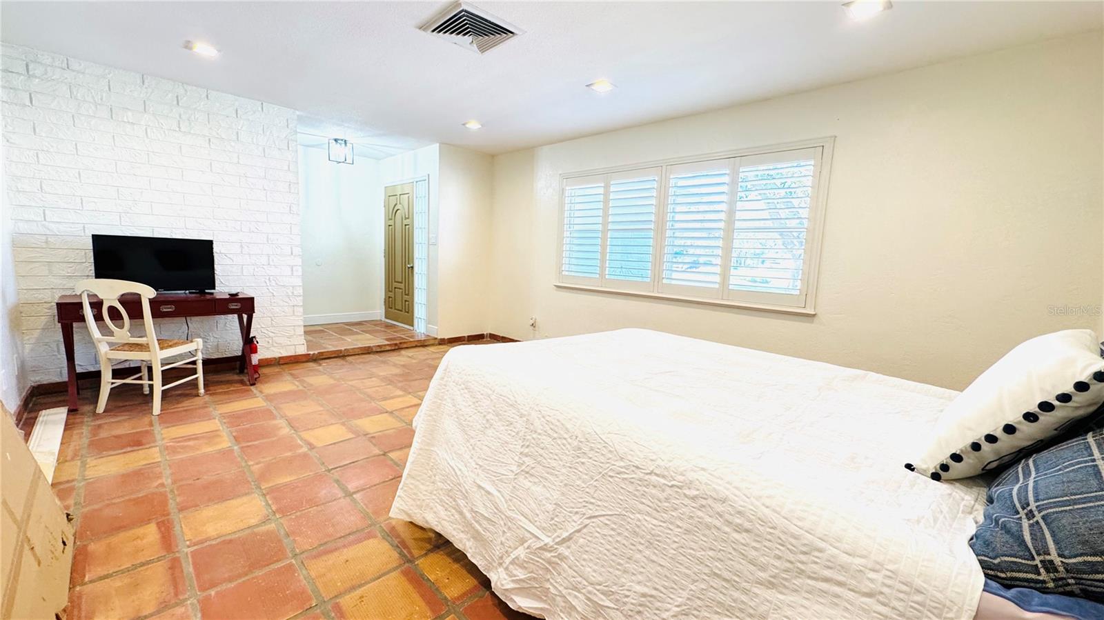 BLOSSOM LAKE VILLAGE SEC 4 - Residential Lease