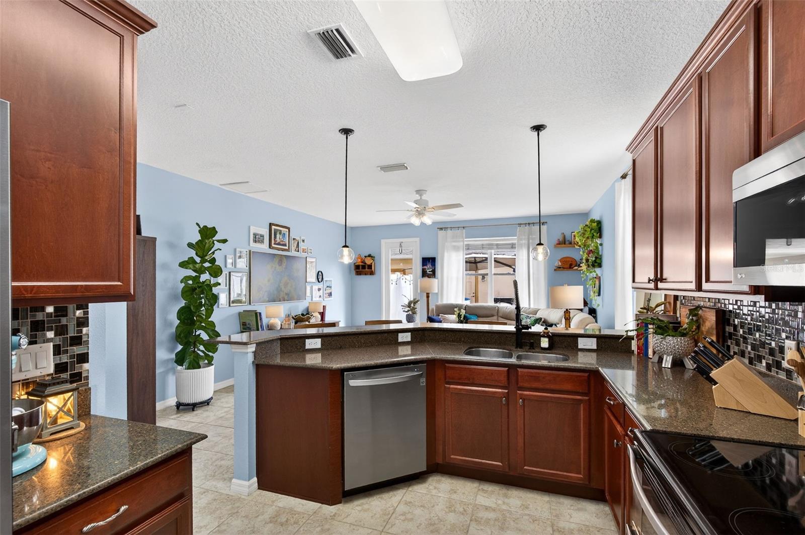 SIGNATURE LAKES - Residential