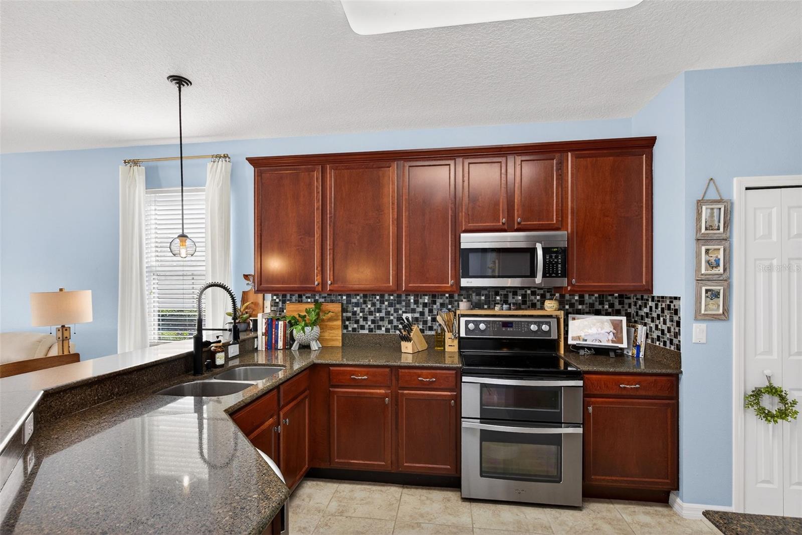 SIGNATURE LAKES - Residential