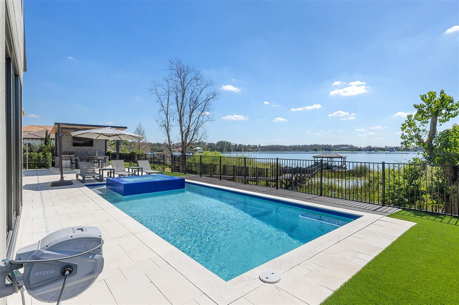 SIGNATURE LAKES - Residential