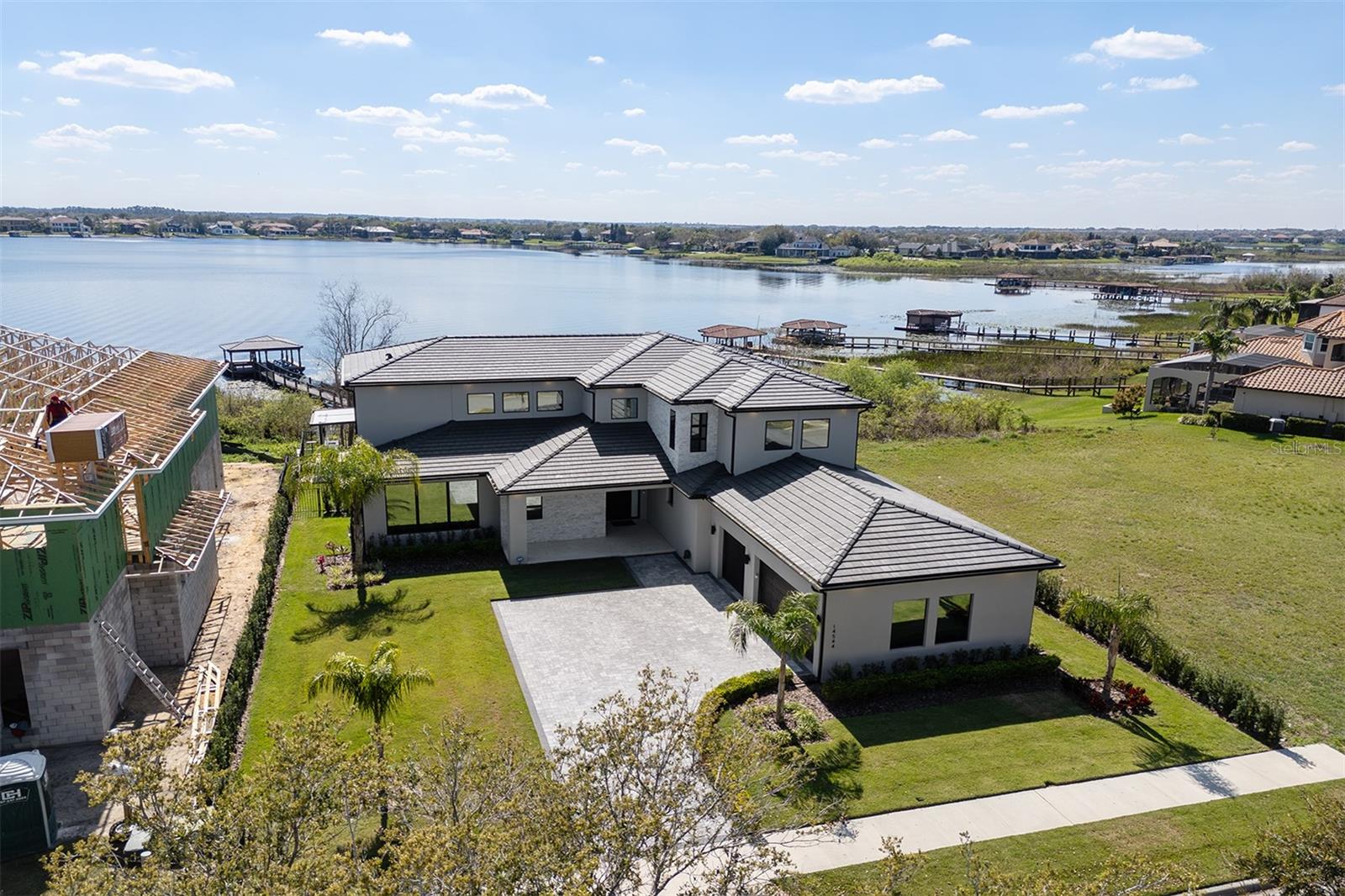 SIGNATURE LAKES - Residential