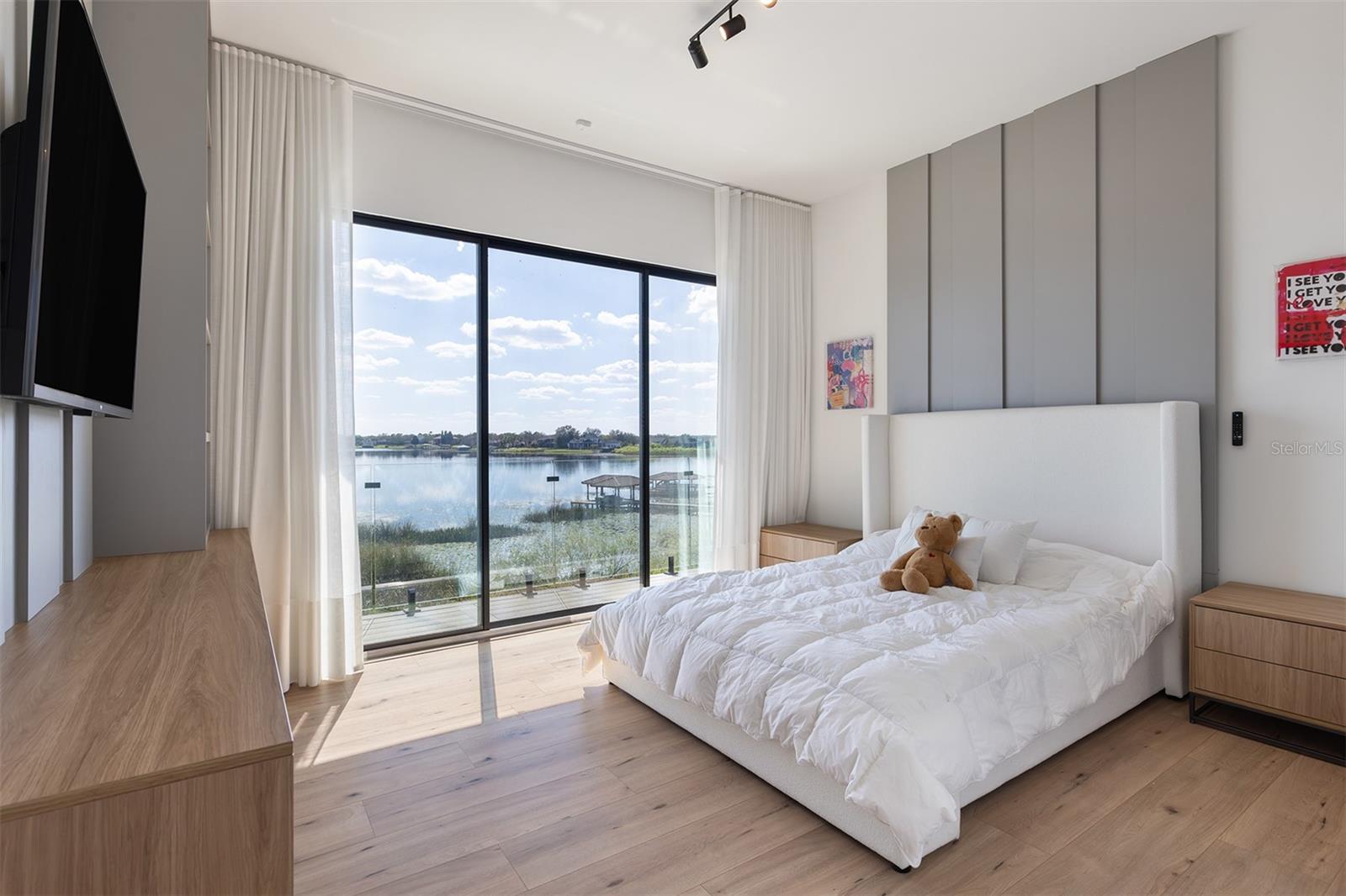 SIGNATURE LAKES - Residential