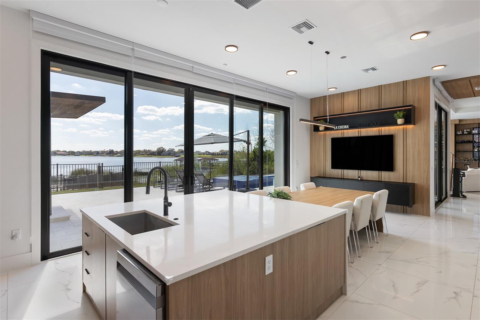 SIGNATURE LAKES - Residential