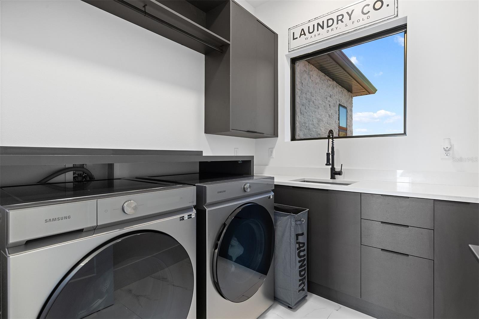 SIGNATURE LAKES - Residential