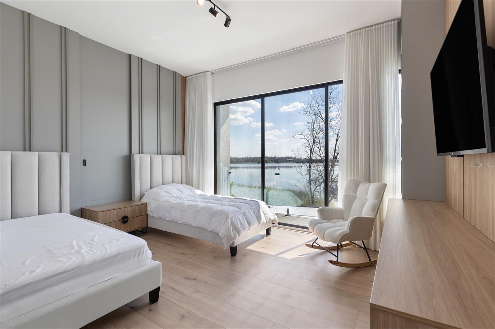 SIGNATURE LAKES - Residential