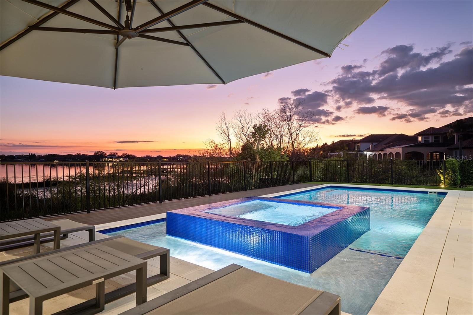 SIGNATURE LAKES - Residential